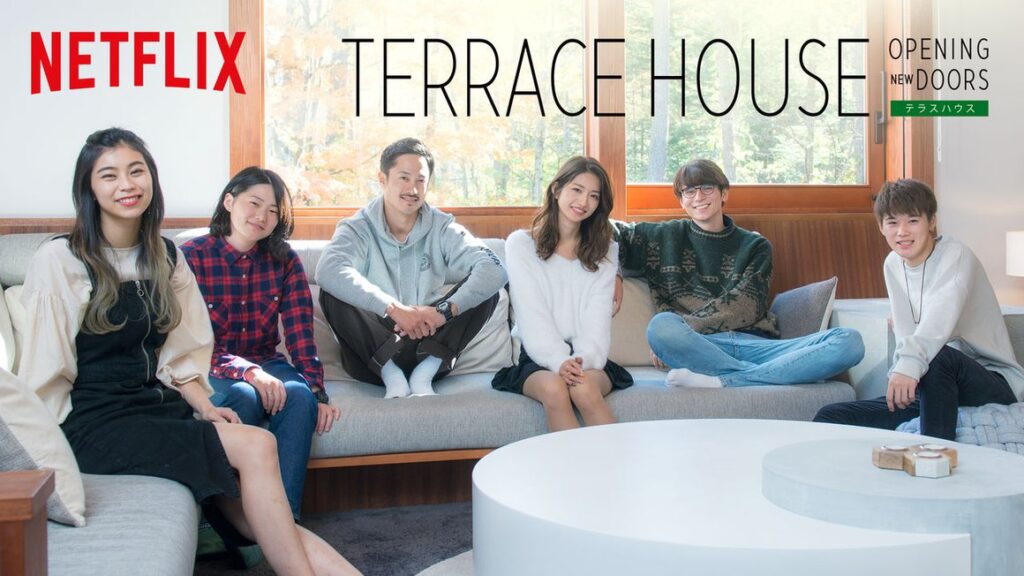 La portada de Terrace House: Opening New Doors. Tres hombres y tres mujeres japoneses sentados en un sofá.