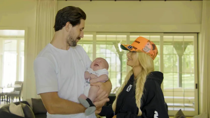 Forsberg y Erin con el bebé recién nacido.